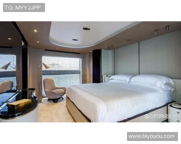 足球明星的奢华小型游艇探秘与海上生活体验分享